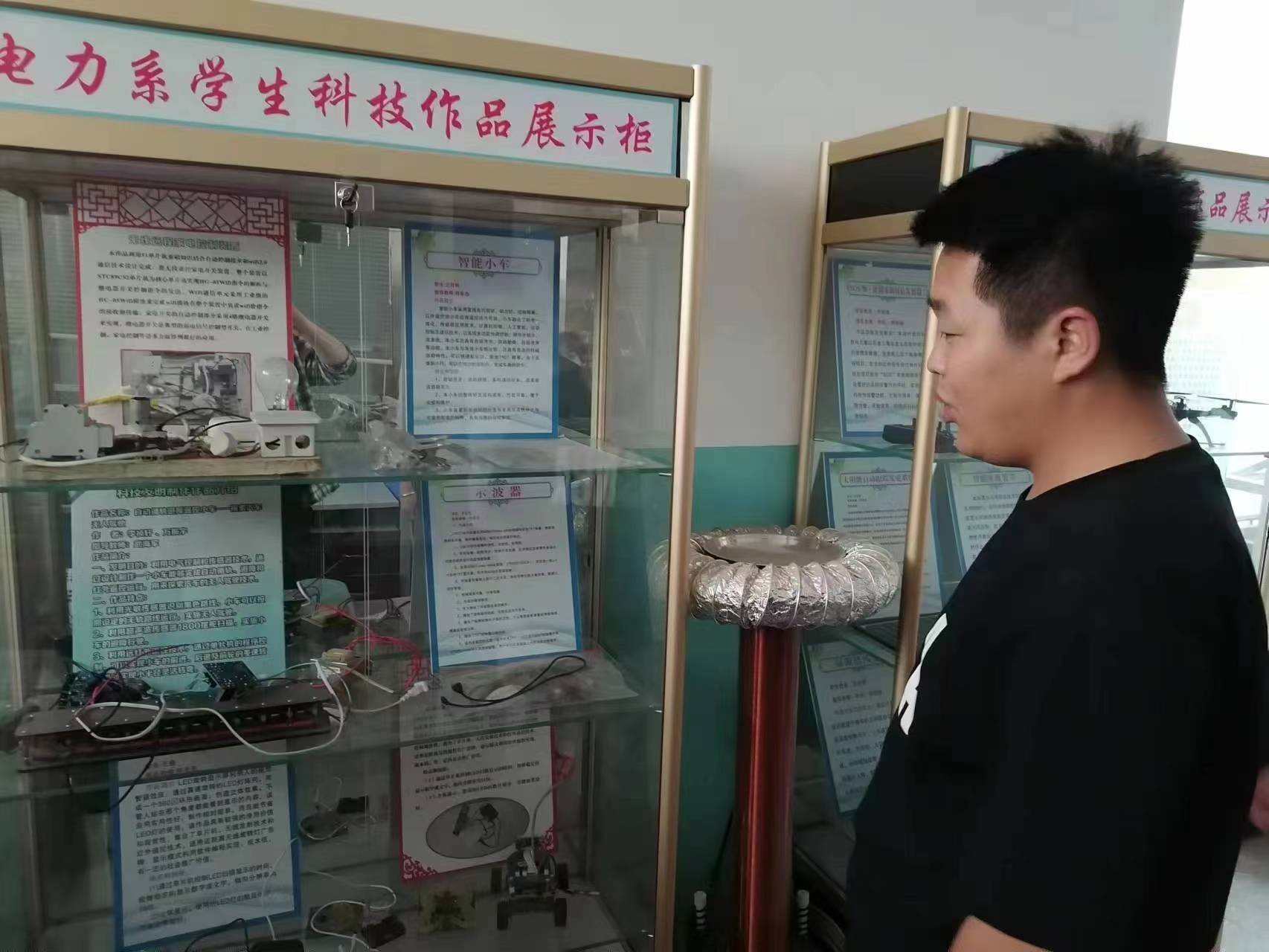 参观学生科技作品.jpg