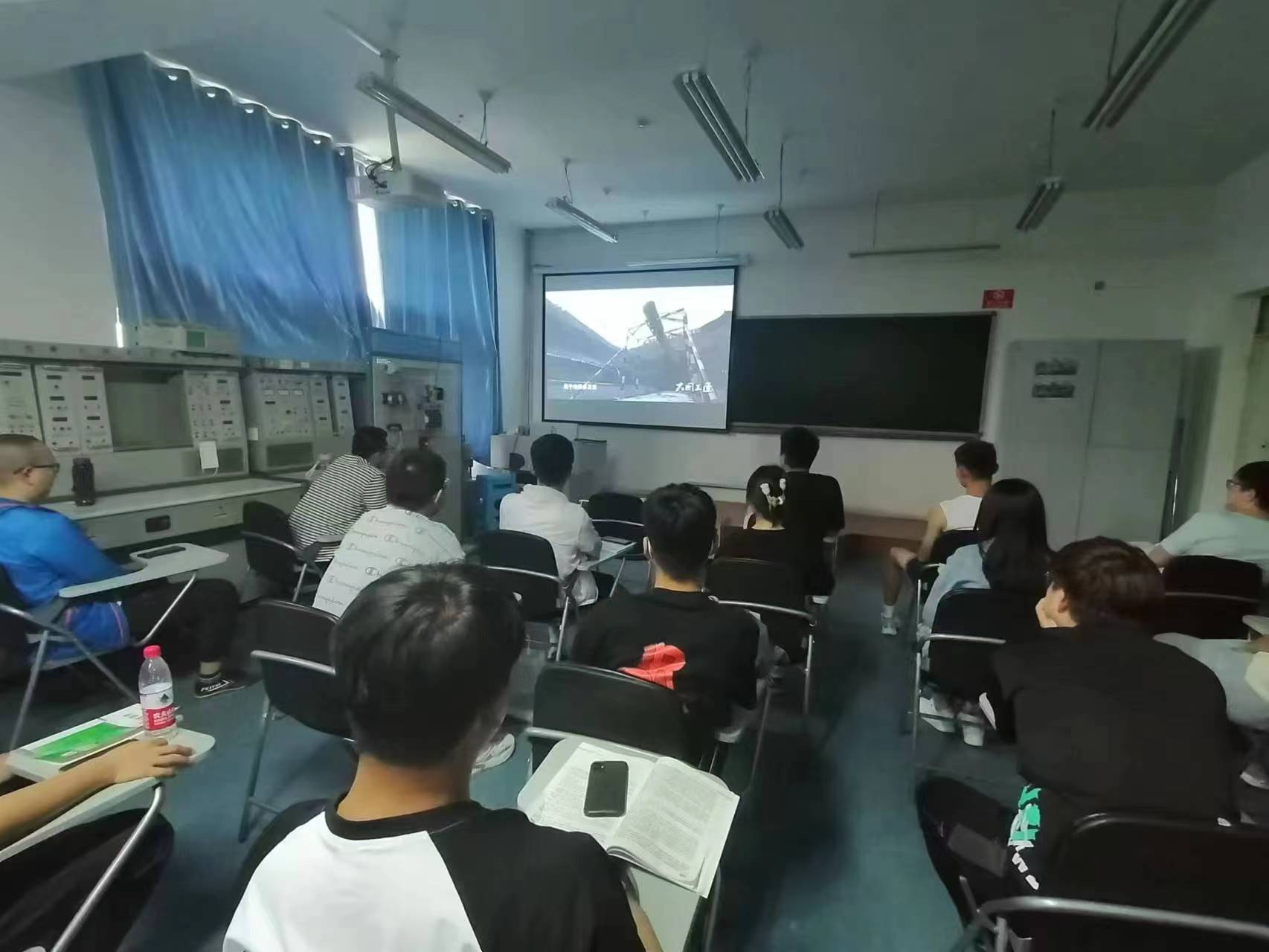 观看《大国工匠》.jpg