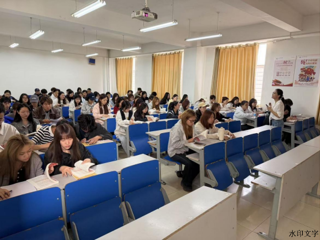 落实思政课课堂教学提升行动  院长深入课堂听课指导