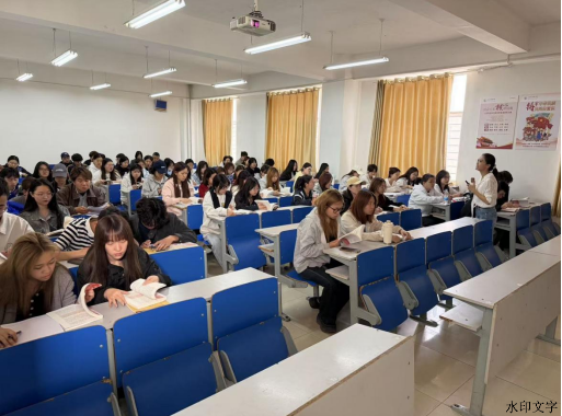 落实思政课课堂教学提升行动  院长深入课堂听课指导