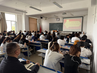 学院党委书记深入思政课堂听课调研