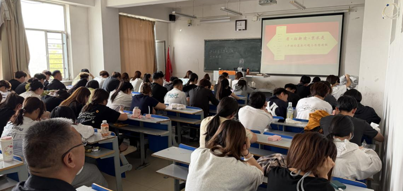 学院党委书记深入思政课堂听课调研