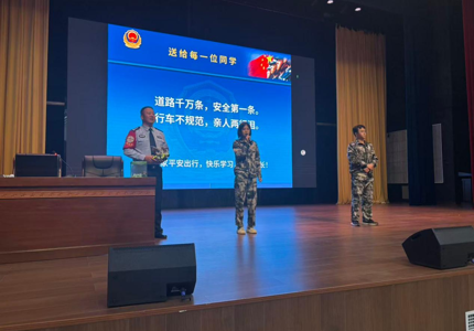 夜学安全知识筑牢出行防线 ——学生工作部举办交通安全专题讲座
