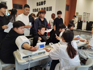 学生工作部联合海勃湾区疾控中心开展学生常见病监测