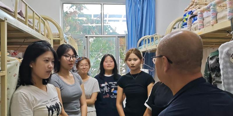 医学系深入新生公寓开展走访慰问与安全排查